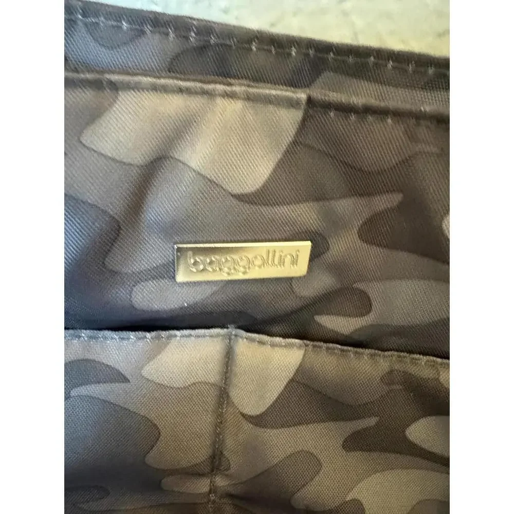 Baggalini Camo Print LG Tote with luggage sleeve - Picture 2 of 4